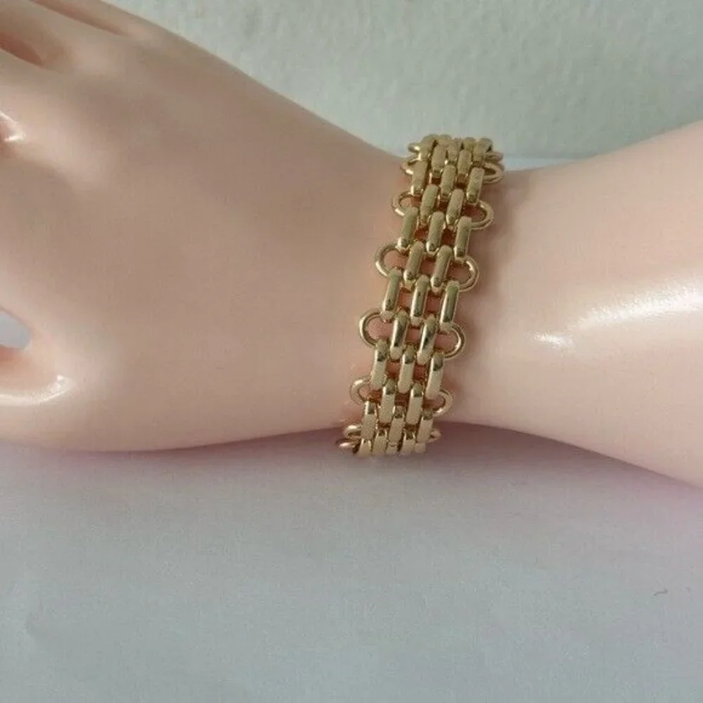 True to form Statement Bracelet Gold Color Link Polished 7.5